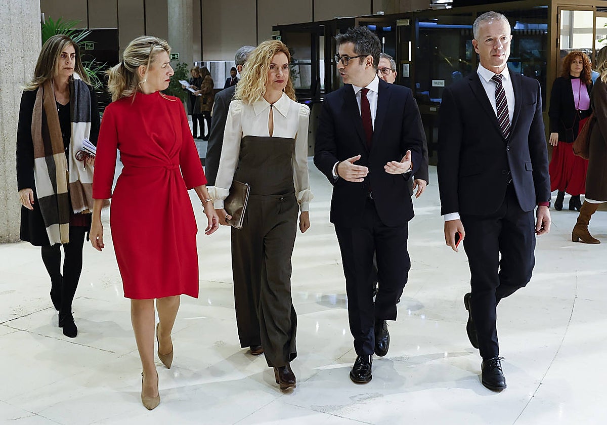 De izquierda a derecha, Yolanda Díaz, Meritxell Batet, Félix Bolaños y Ander Gil