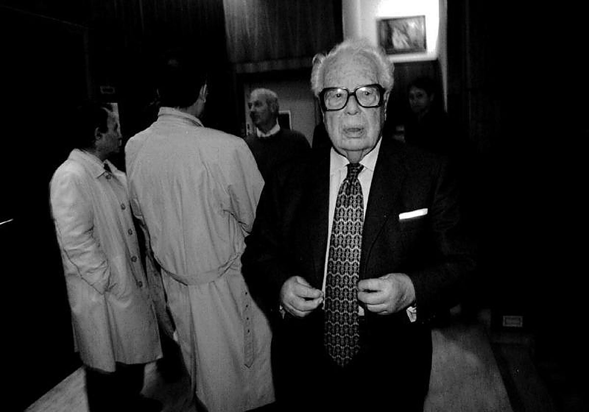 Fernández del Riego en 1997, durante su presidencia en la RAG