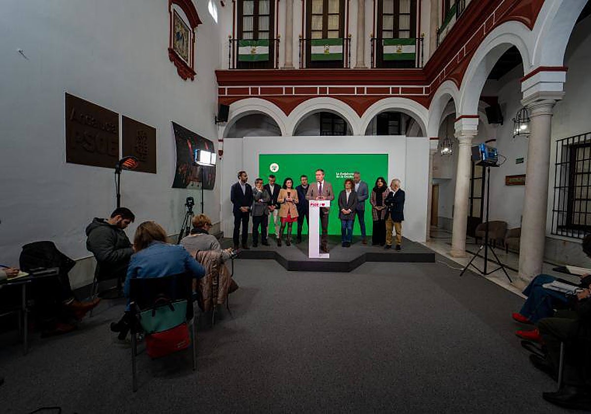 Juan Espadas comparece ante los medios en la sede regional del PSOE antes de la reunión con los secretarios generales de las provincias