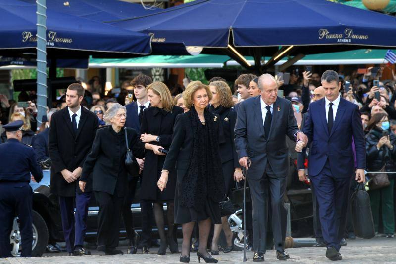 Don Juan Carlos, Doña Sofía, las Infantas Elena y Cristina, e Irene de Grecia a su llegada a la catedral ortodoxa de Atenas