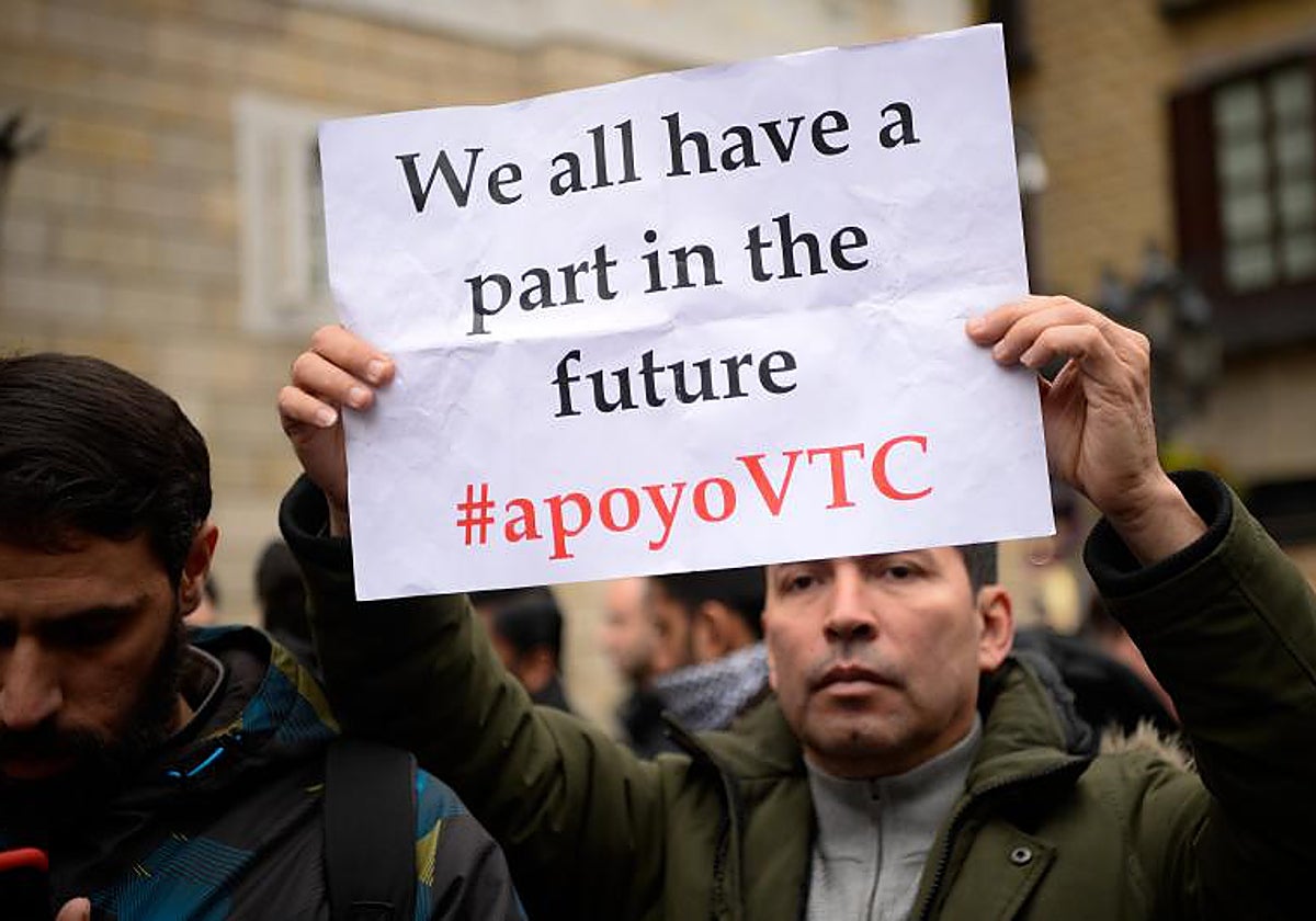Manifestación de trabajadores de VTC en la plaza de Sant Jaume