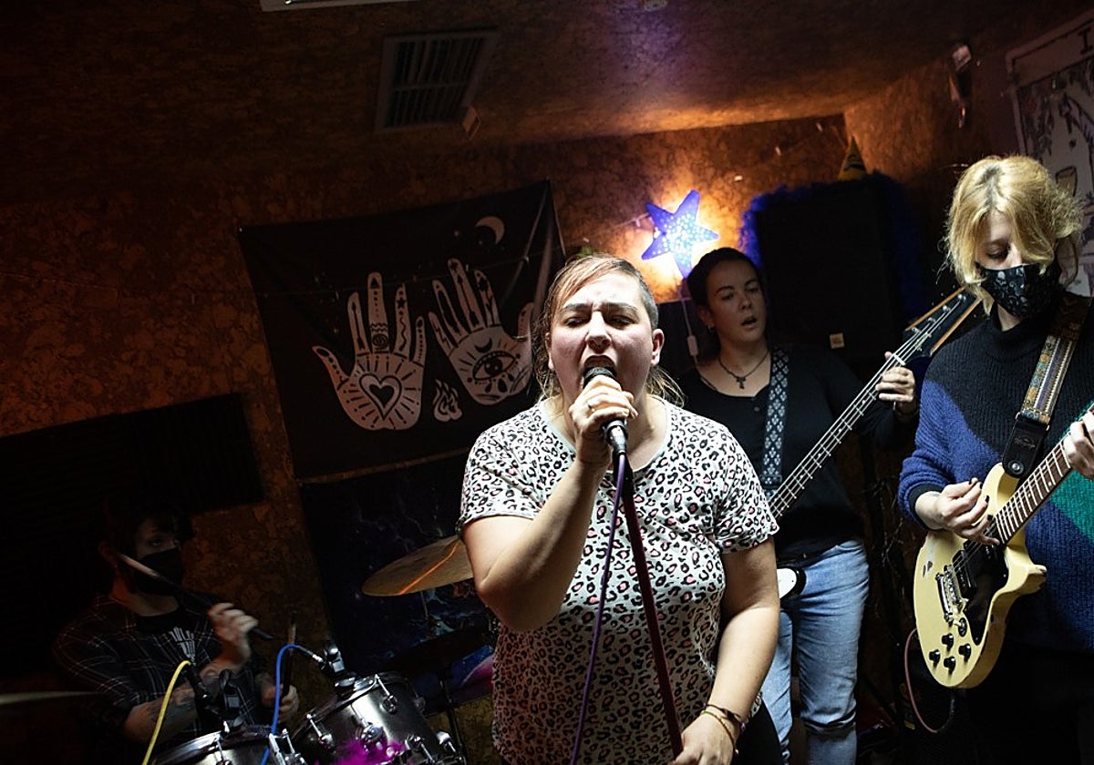 Un grupo ensayando en Gruta77