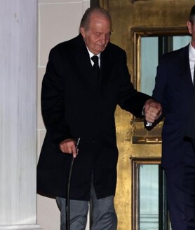 Imagen secundaria 2 - En laprimera imagen, el Rey Felipe VI a su llegada a Atenas.  En las siguientes, Don Juan Carlos y Doña Sofía salen del restaurante donde tuvo lugar una cena junto a otras familias reales