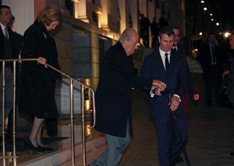 Imagen secundaria 1 - En laprimera imagen, el Rey Felipe VI a su llegada a Atenas.  En las siguientes, Don Juan Carlos y Doña Sofía salen del restaurante donde tuvo lugar una cena junto a otras familias reales