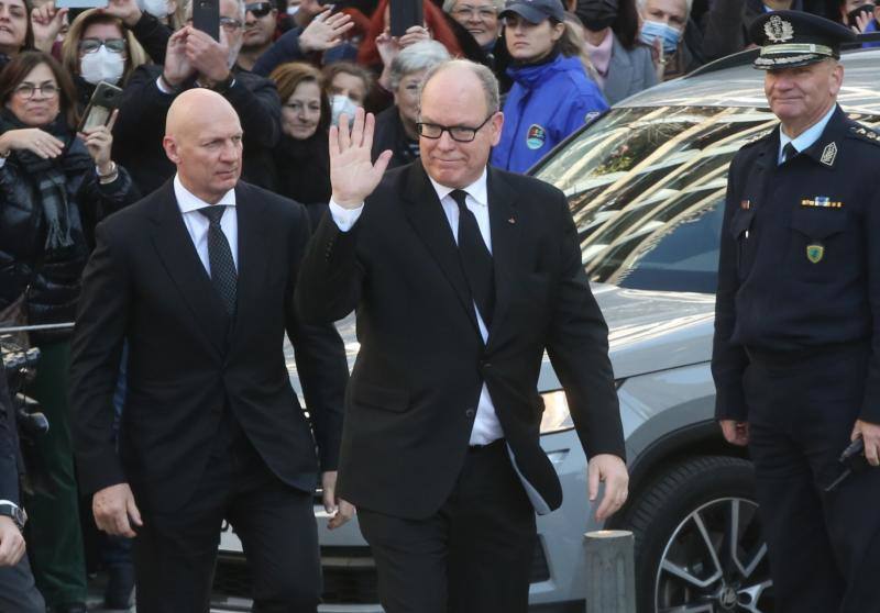 El príncipe Alberto de Mónaco a su llegada al funeral