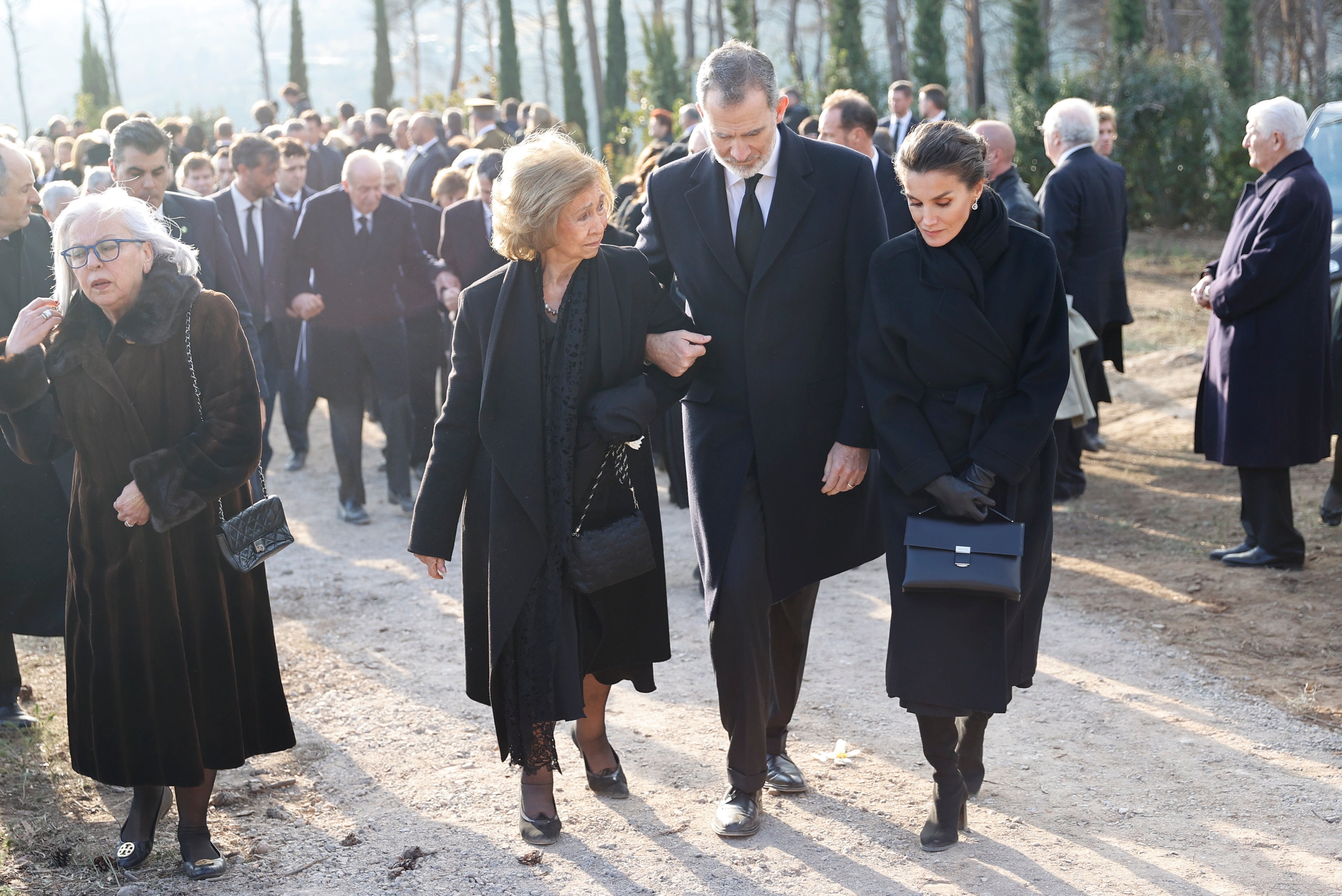 La imagen del dolor: la Reina Sofía se agarra a su hijo, el Rey Felipe VI, en el funeral de Constantino de Grecia. También estaban acompañados de la Reina Letizia