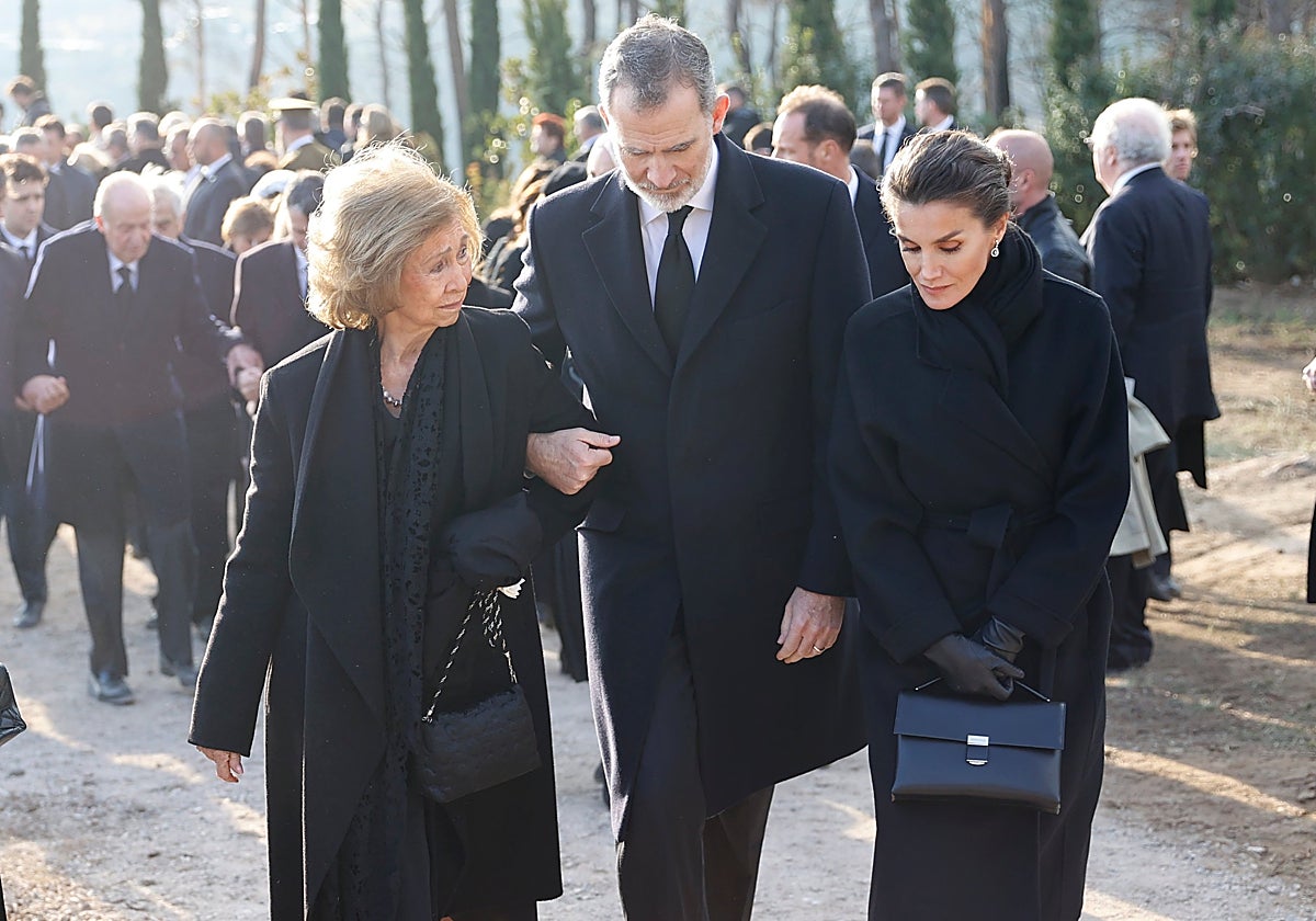 La imagen del dolor: el Rey Don Felipe agarra del brazo a su madre la Reina Sofía, en compañía de la Reina Letizia, en el funeral de Constantino de Grecia