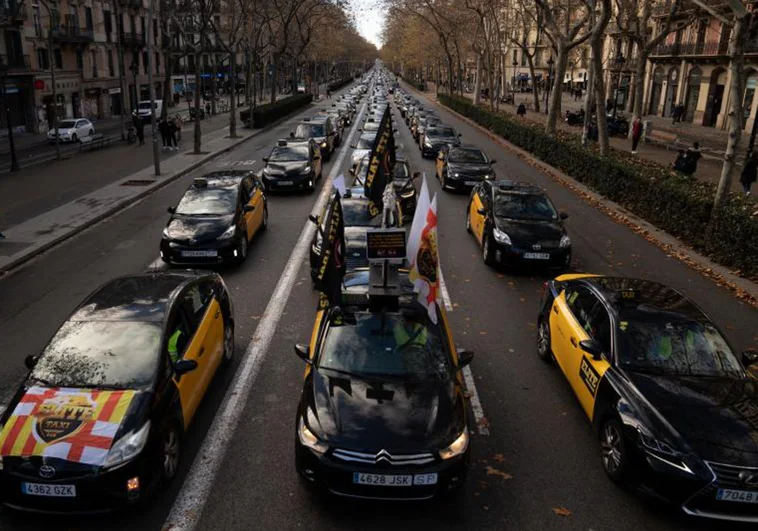 El taxi de Barcelona marcha contra las VTC y amenaza con paralizar la ciudad durante el Mobile