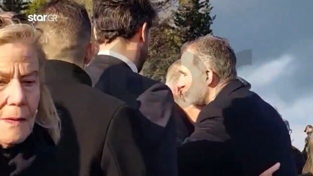 Momento en el que las cámaras de la televisión griega Star TV captan un abrazo y dos besos entre Felipe VI y su padre