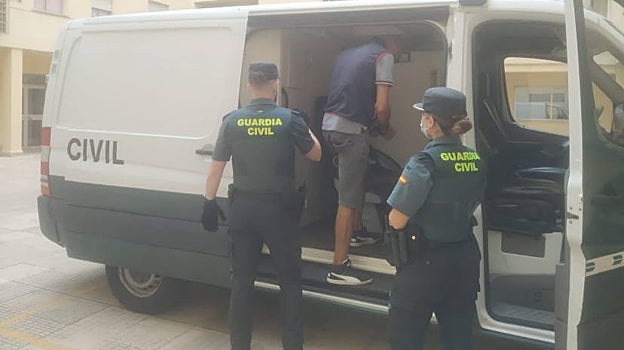 Imagen de la detención de uno de los cuatro presuntos autores