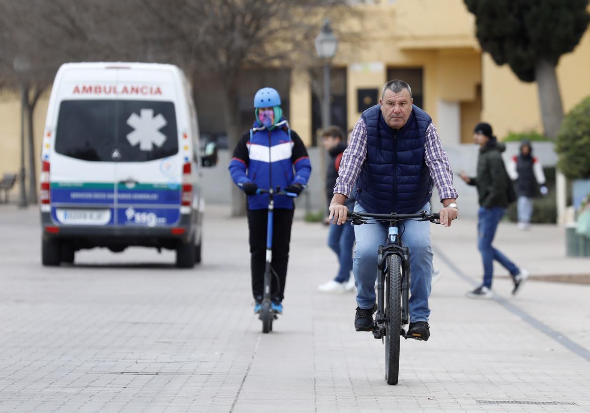 Una bicicleta, este lunes, junto a una ambulancia y un patinete