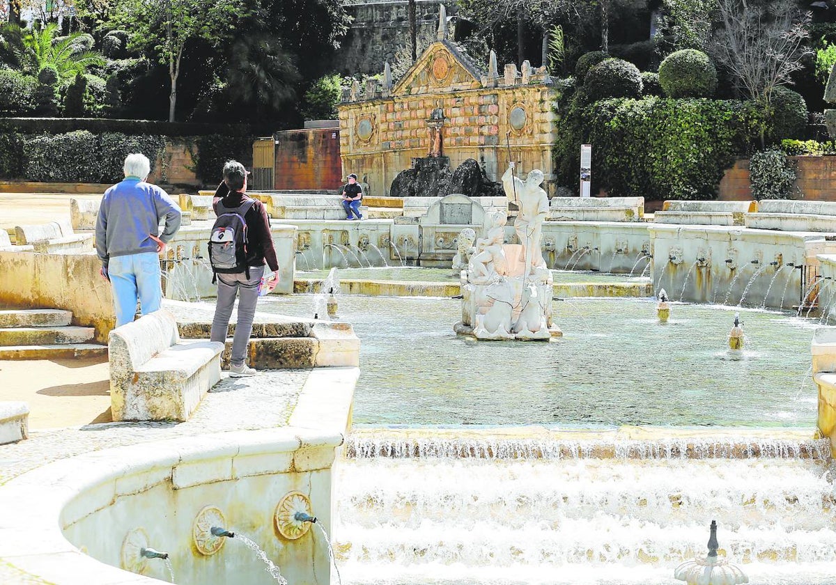 Turistas en la Fuente del Rey de Priego de Córdoba