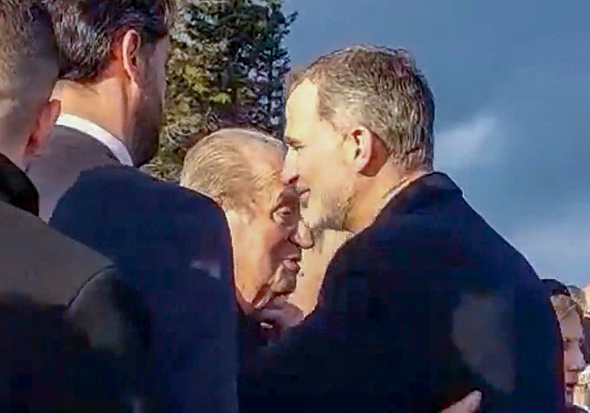 Momento previo al abrazo entre el Rey Felipe VI y su padre, el Rey Juan Carlos, en el entierro de Constantino de Grecia