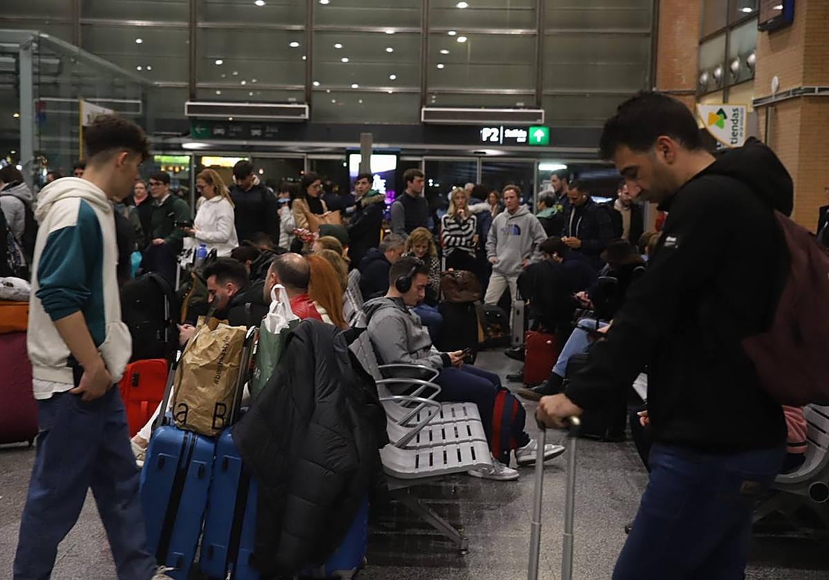 Viajeros afectados por la avería en una línea de AVE que se registró a principios de enero