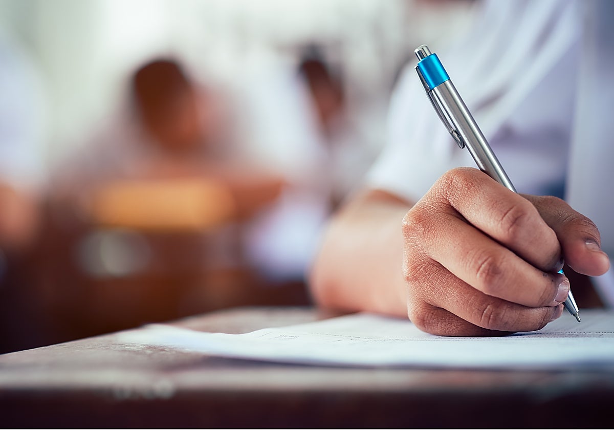 Fotografía de archivo de personas haciendo un examen