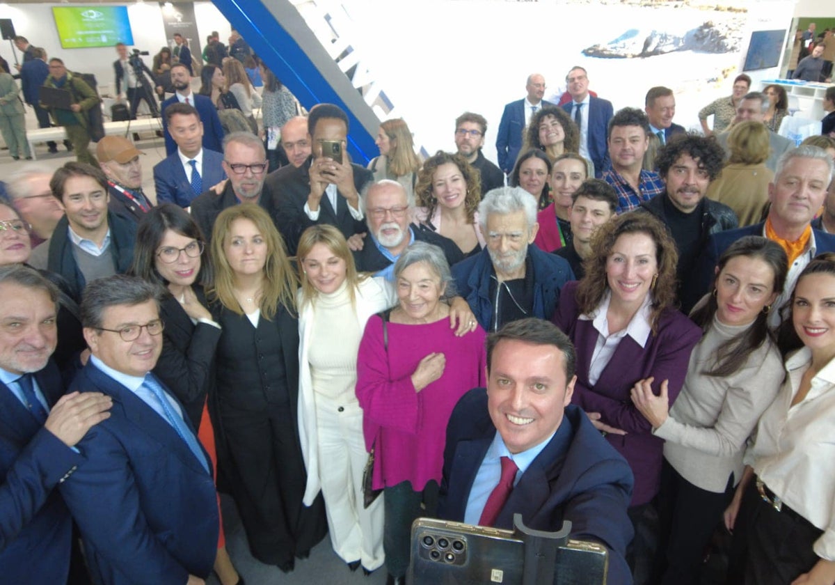 El presidente de Diputación junto a actores en el expositor de Almería en Fitur.