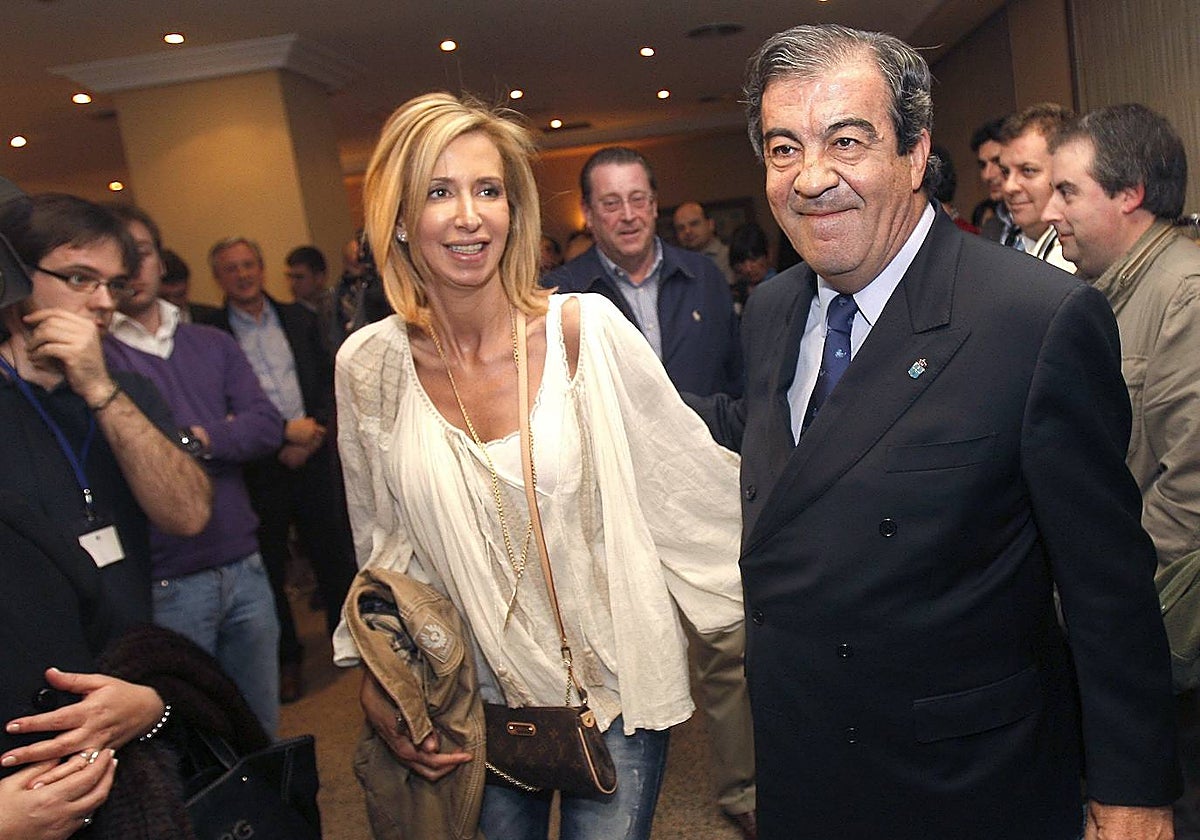 Francisco Álvarez-Cascos y su entonces mujer, María Porto tras las elecciones asturianas de 2012
