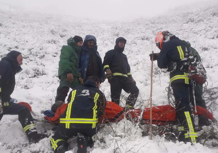 El heroico rescate de un ganadero en Asturias al que le dio un infarto y se quedó atrapado en la nieve