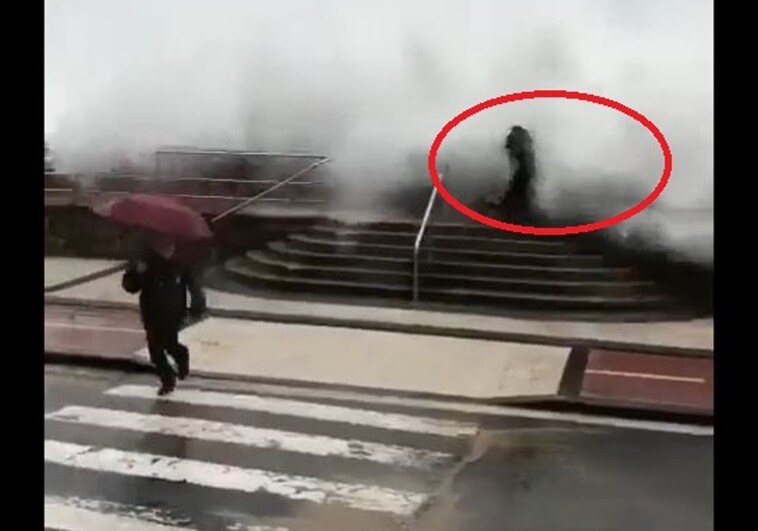 El momento en que una ola gigante de 9 metros engulle a un padre con su hijo en brazos en San Sebastián