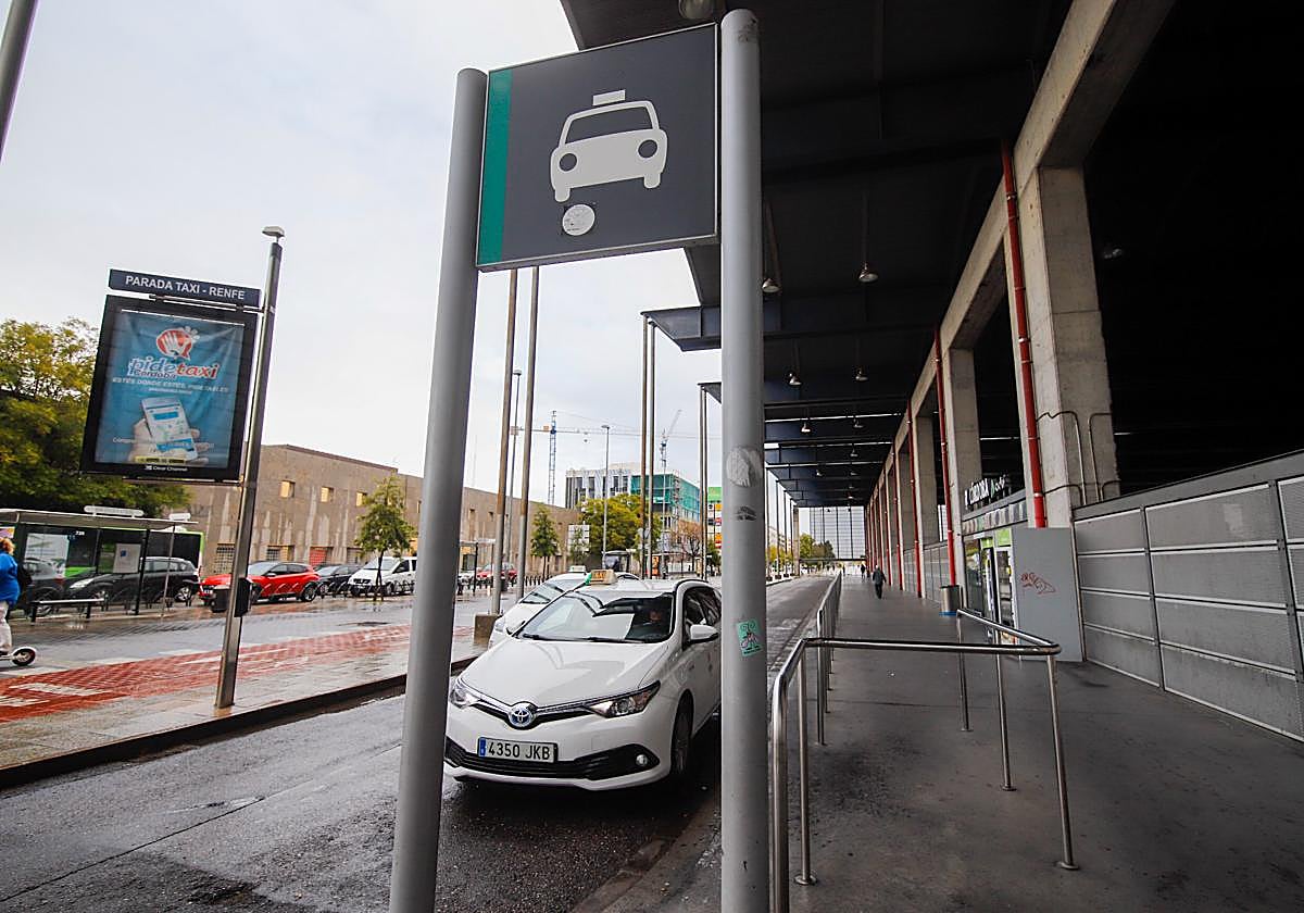 Varios taxis, en la parada de la estación de tren de Córdoba