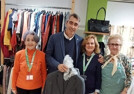 El alcalde de Benalmádena dona el traje con el que fue investido para luchar contra el cáncer