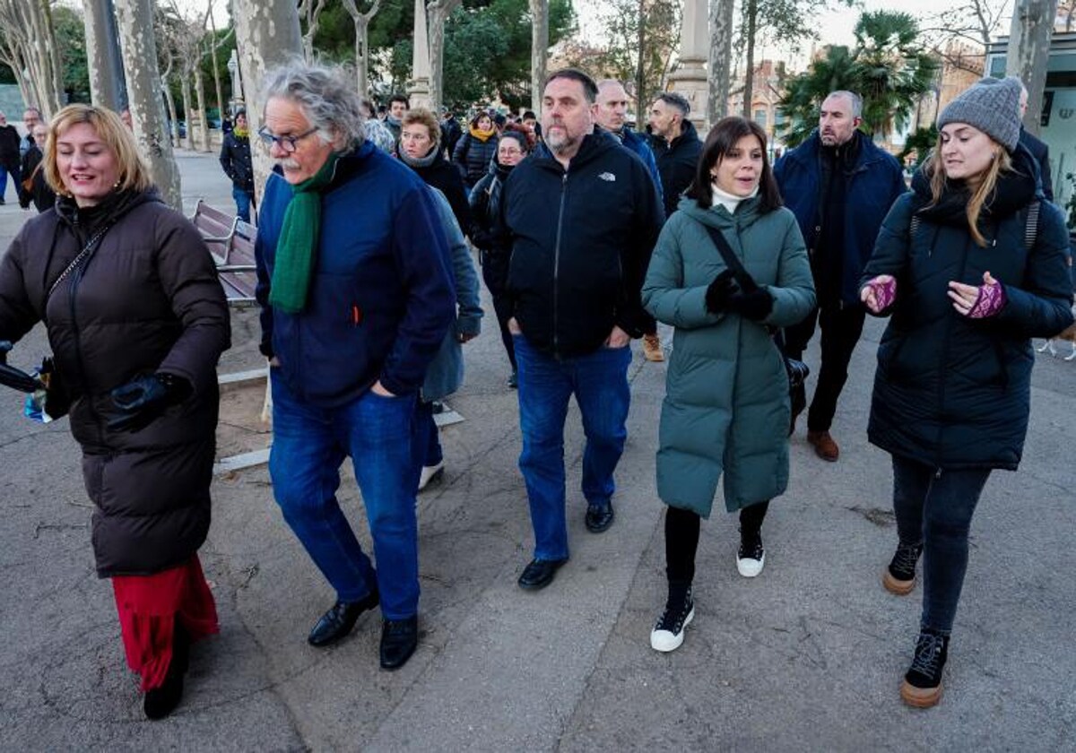 Salir por piernas. Oriol Junqueras y la comitiva de ERC tuvo que salir de la concentración, ayer, entre increpancias y silbidos de los seguidores de Puigdemont. En la imagen, el grupo de ERC llegando a la concentración
