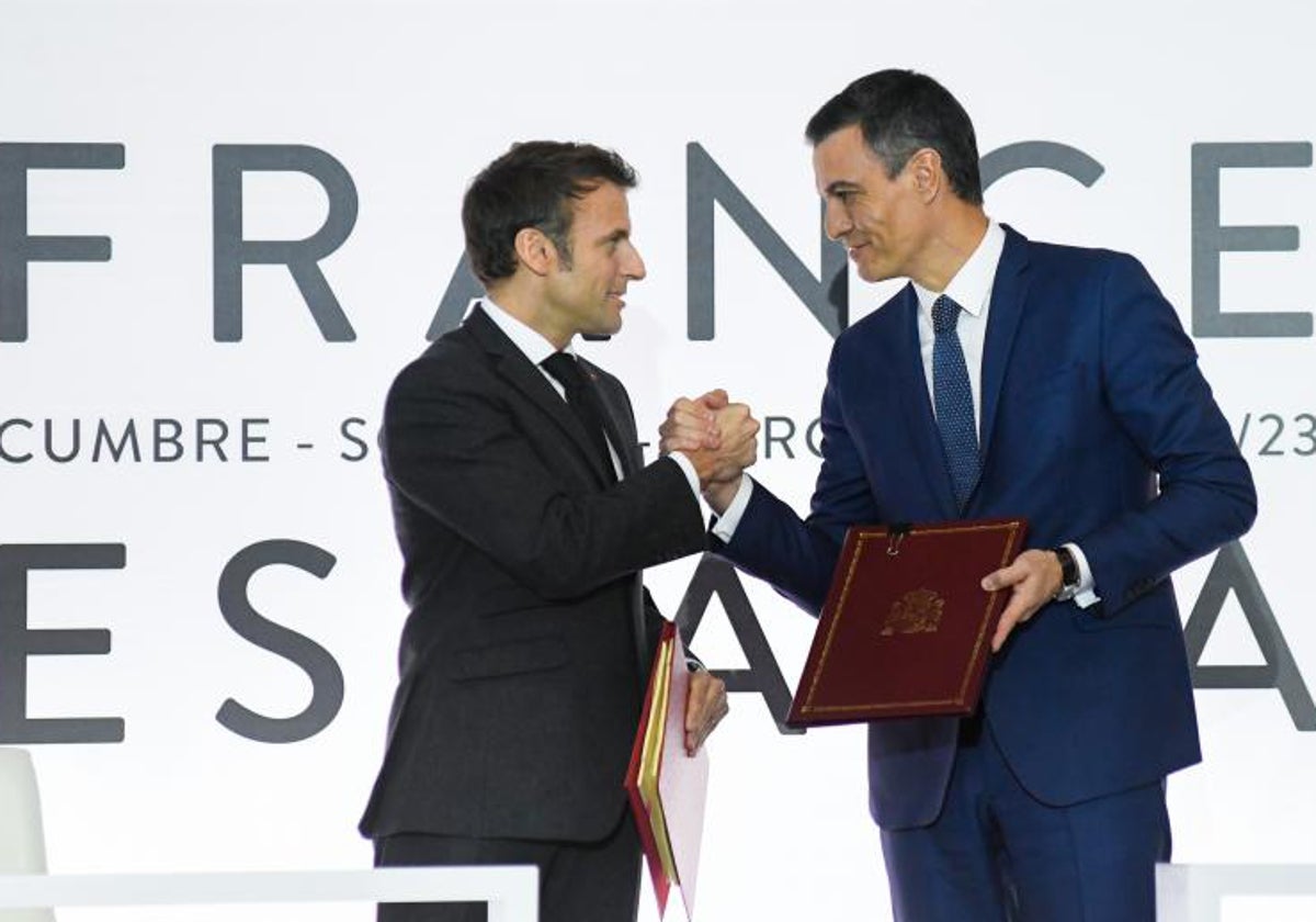 El presidente francés, Emmanuel Macron, saluda a Pedro Sánchez tras la firma del Tratado de Amistad y Cooperación entre España y Francia