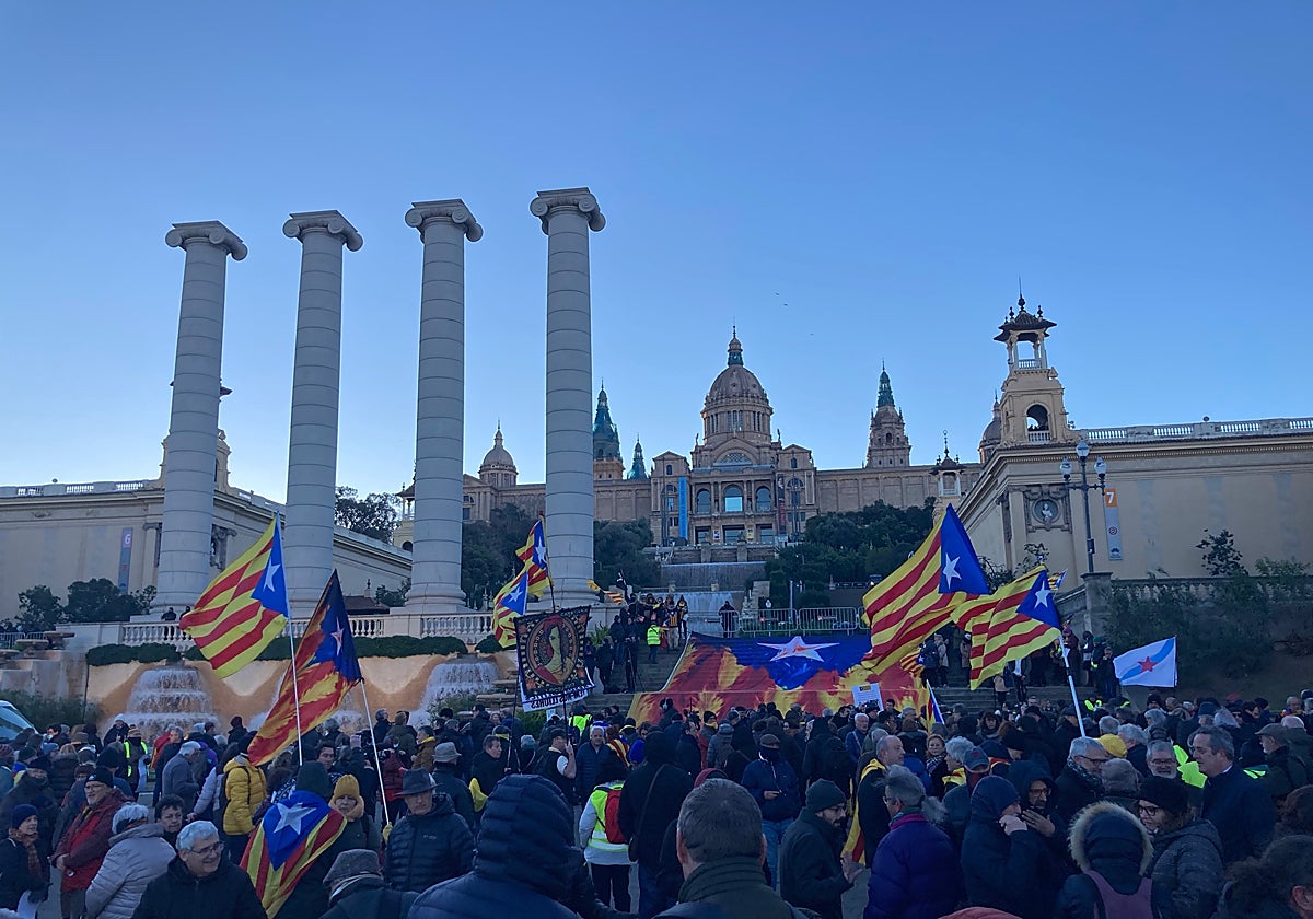 Manifestantes cerca del MNAC, donde se celebra la cumbre hispano-francesa