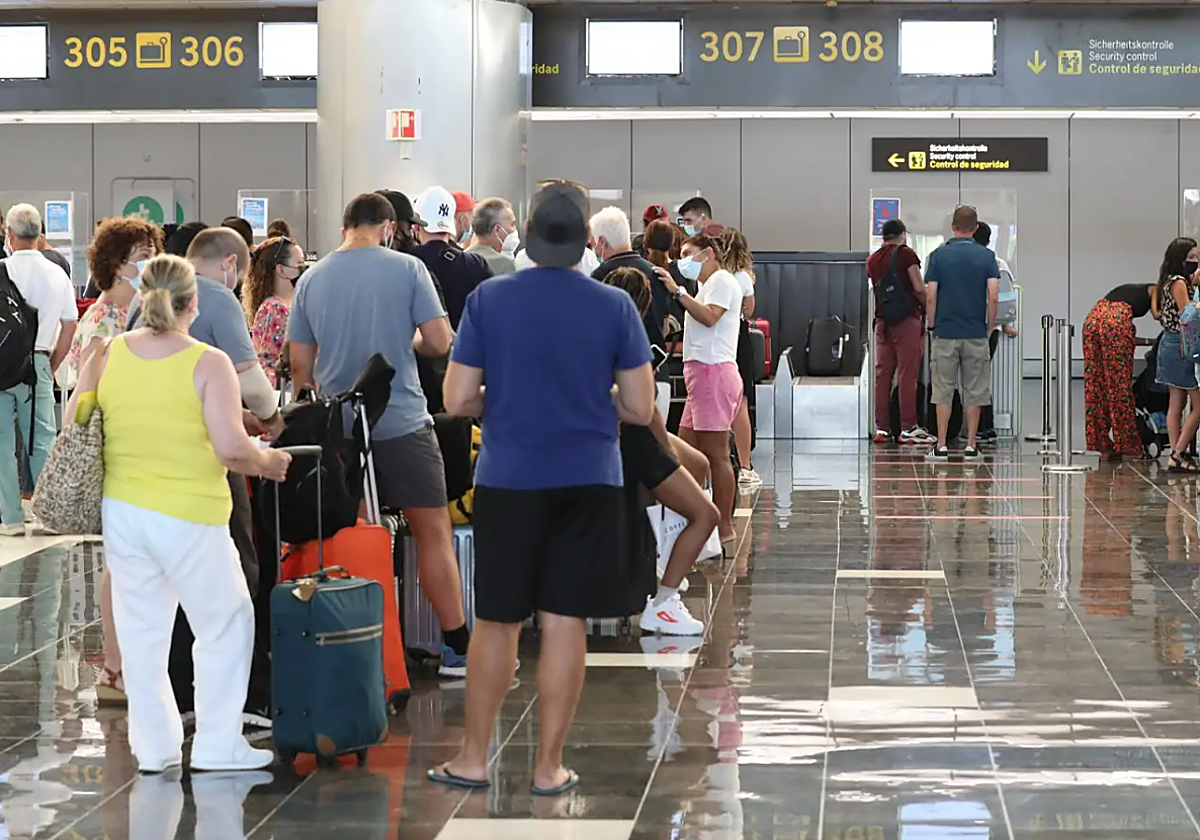 Imagen de archivo de pasajeros internacionales en el aeropuerto de Gran Canaria