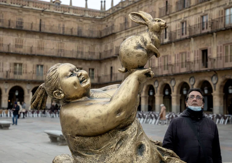 'El conejo de la suerte' de Xu Hongfei ya saluda el Año Nuevo Chino desde la Plaza Mayor de Salamanca
