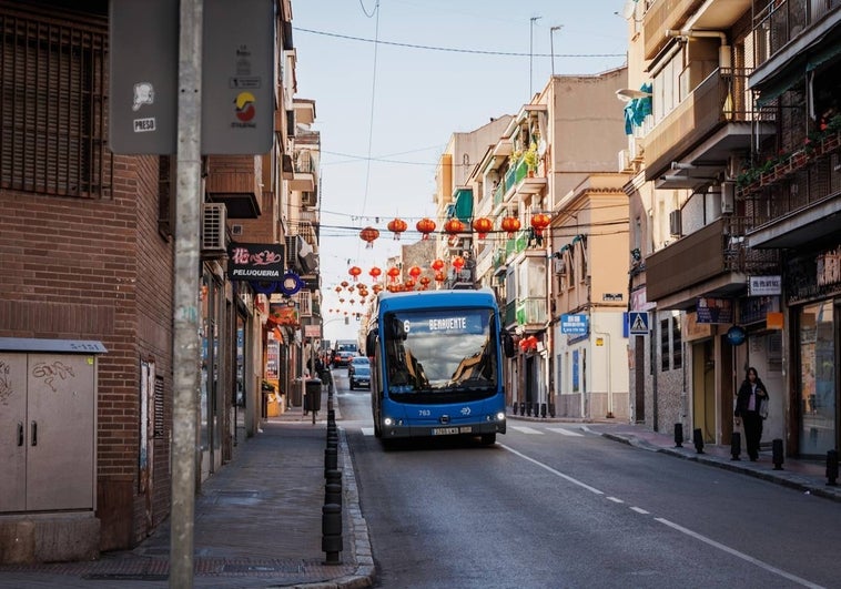 El clamor de Usera en el Año Nuevo Chino: «Que pongan los arcos chinescos, pero que no nos cambien el recorrido del bus»