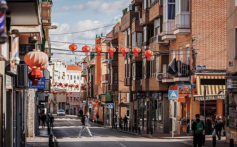 Imagen principal - Diferentes instantáneas de Usera en el primero de sus tres días grandes