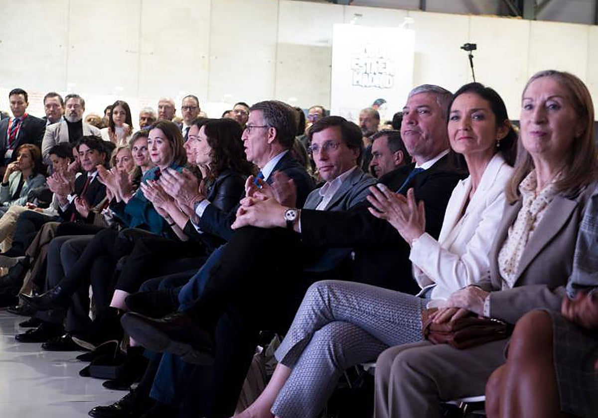 La ministra Maroto (segunda por la derecha), con el alcalde Martínez-Almeida, Ayuso y Feijóo en el stand de Madrid en Fitur