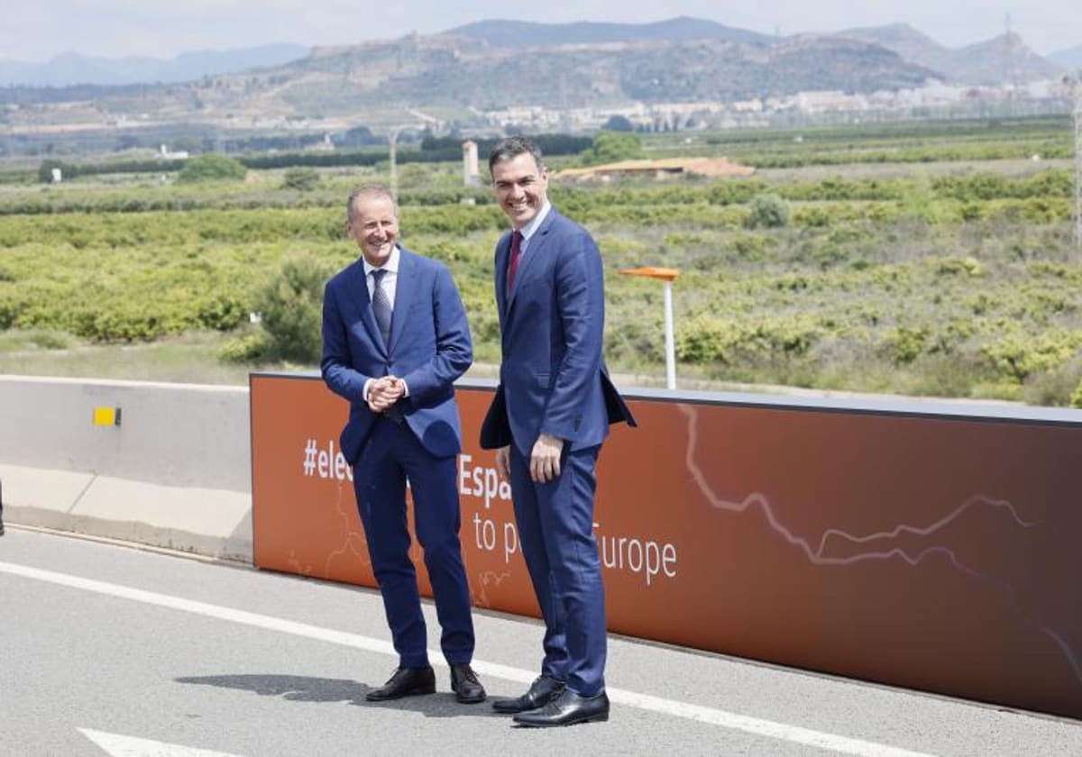 Imagen de archivo del presidente del Gobierno, Pedro Sánchez, y el presidente del Grupo Volkswagen, Herbert Diess, en Sagunto