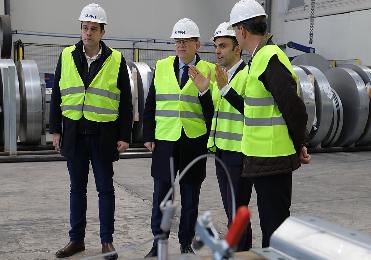 El presidente de la Generalitat Valenciana, Ximo Puig, durante una visita a una industria, este viernes.