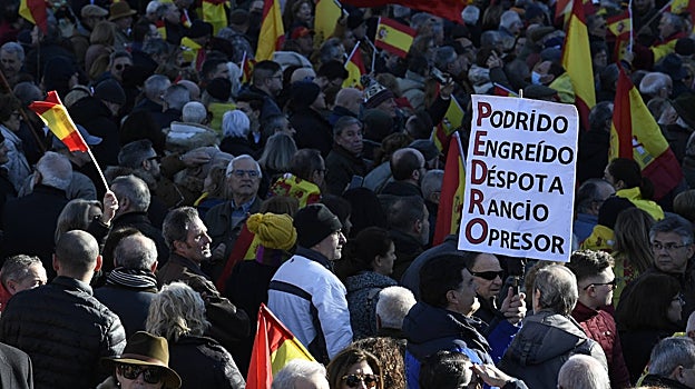 La oposición a Sánchez muestra su fuerza en una masiva manifestación en Madrid