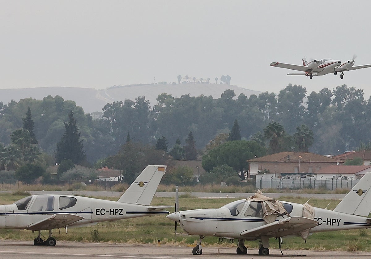 Una avioneta despega del aeródromo cordobés