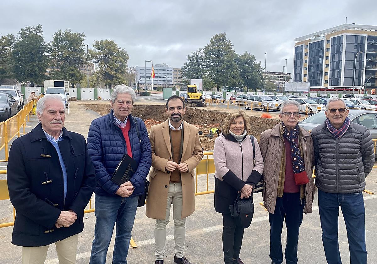 Félix Romero junto a dirigentes de la asociación Torre de la Malmuerta