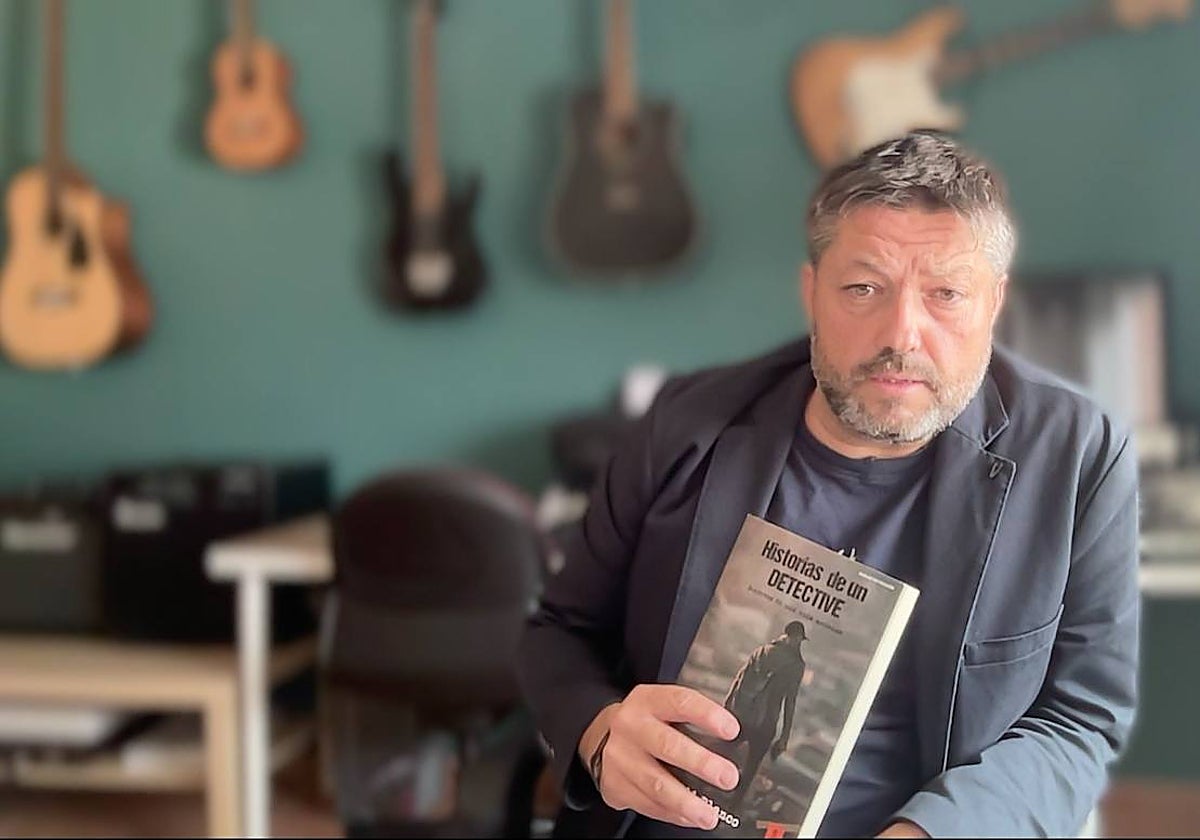 David Blanco posa con su libro 'Historias de un detective'