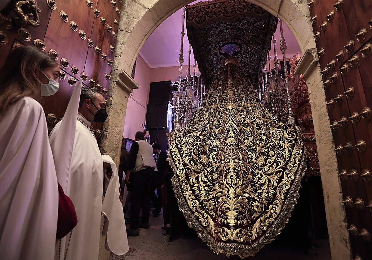 Paso de palio de María Santísima de Gracia y Amparo, con su nueva altura