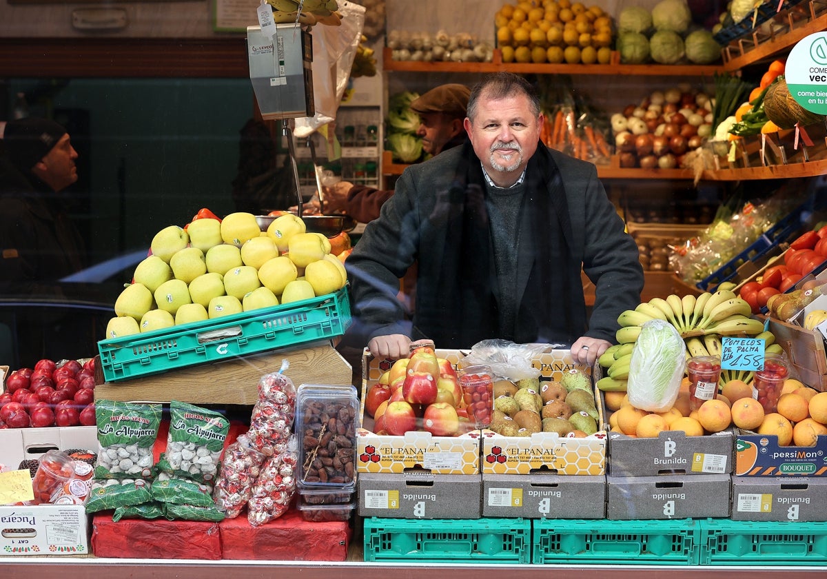 El especialista en gastronomía, en un puesto de fruta y vegetales