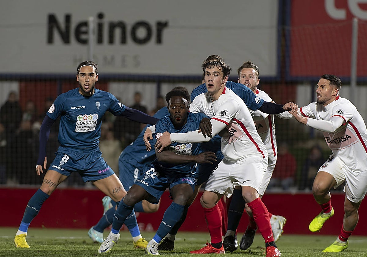 Los jugadores pelean por el balón durante el partido