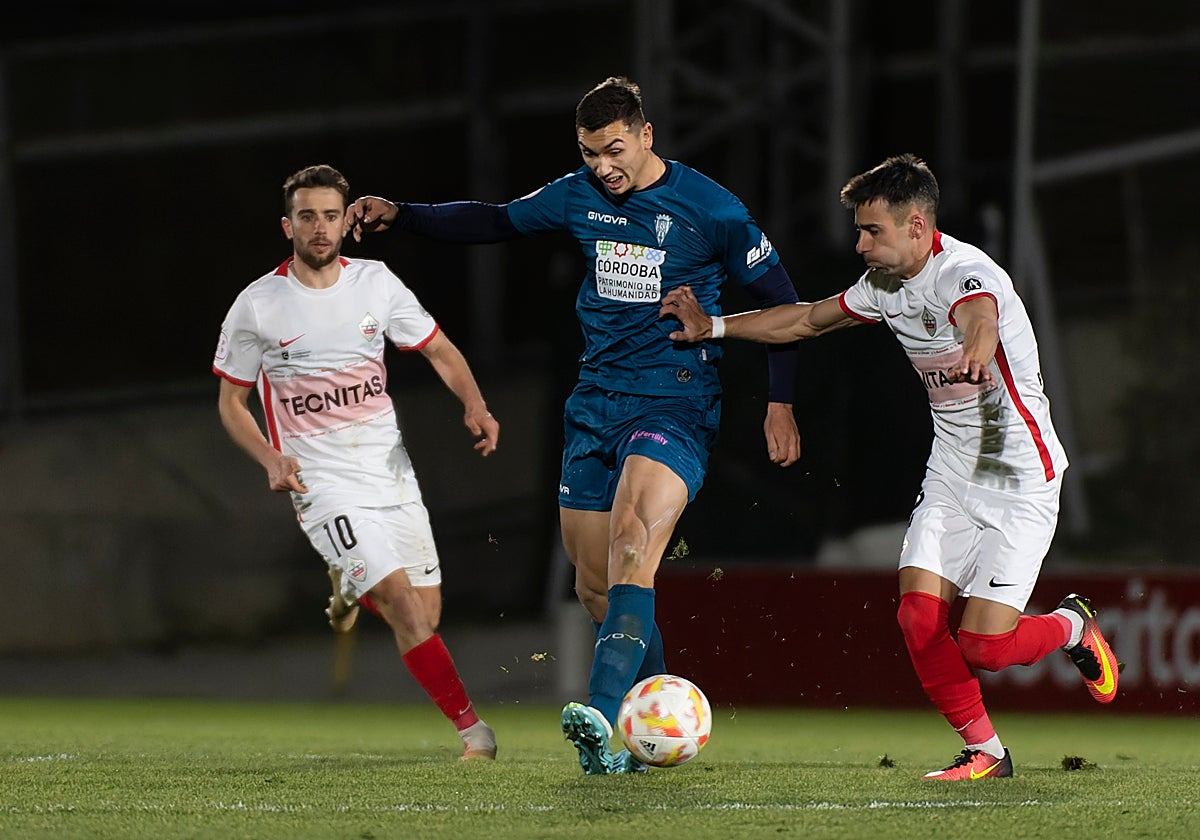 Adrián Fuentes controla el balón durante el partido