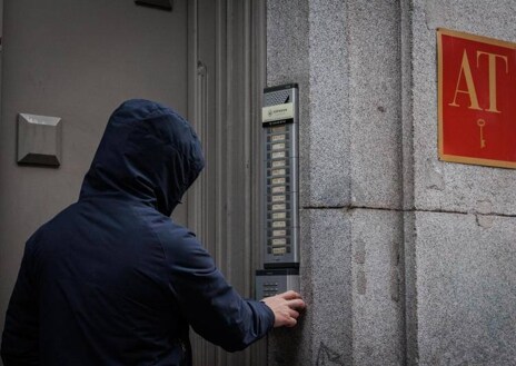 Imagen secundaria 1 - Sobre estas líneas, candados y códigos de acceso en diversas zonas del centro de Madrid