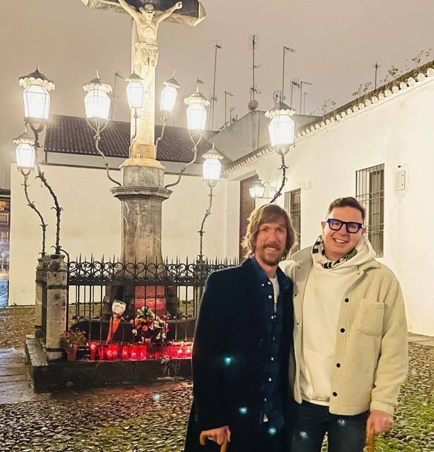 Jorge Cadaval y Ken Appledorn, junto al Cristo de los Faroles