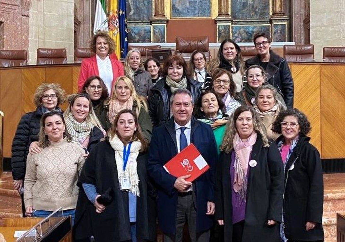 El secretario general del PSOE andaluz, Juan Espadas, junto a las trabajadoras de la Depencia