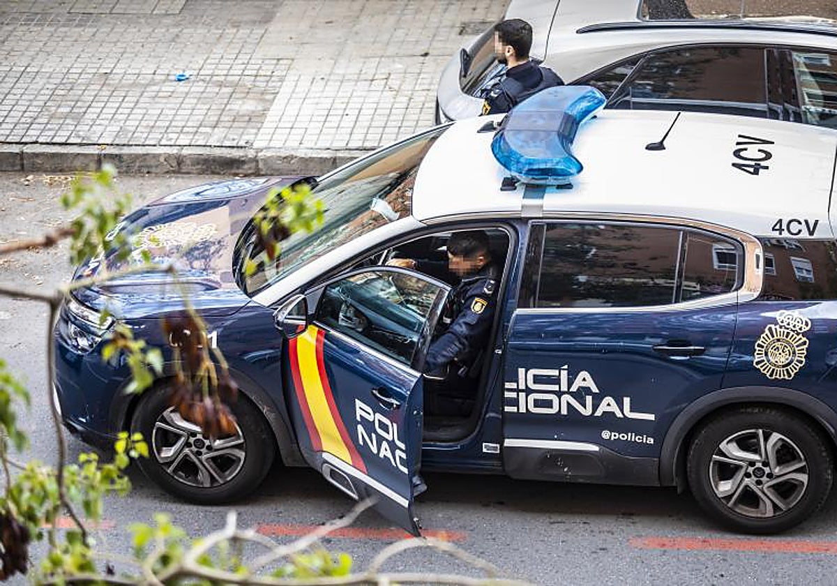 Efectivos de la Policía Nacional en un coche patrulla.