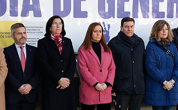 Barcones, durante el minuto de silencio, acompañada por la subdelegada del Gobierno en Valladolid y el consejero de Economía y Hacienda y portavoz de la Junta, Carlos Fernández Carriedo