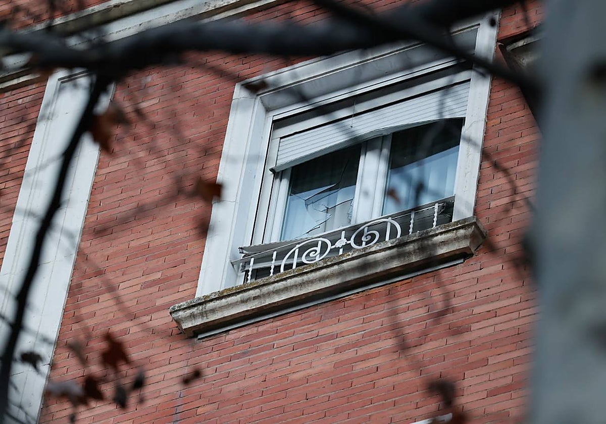 Ventana de la vivienda por donde han tenido que acceder los Bomberos para rescatar los dos cuerpos, en el número 66 del Paseo de Zorrilla, en Valladolid