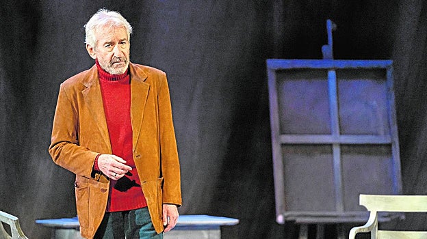 José Sacristán, en una escena de «Señora de rojo sobre fondo gris»
